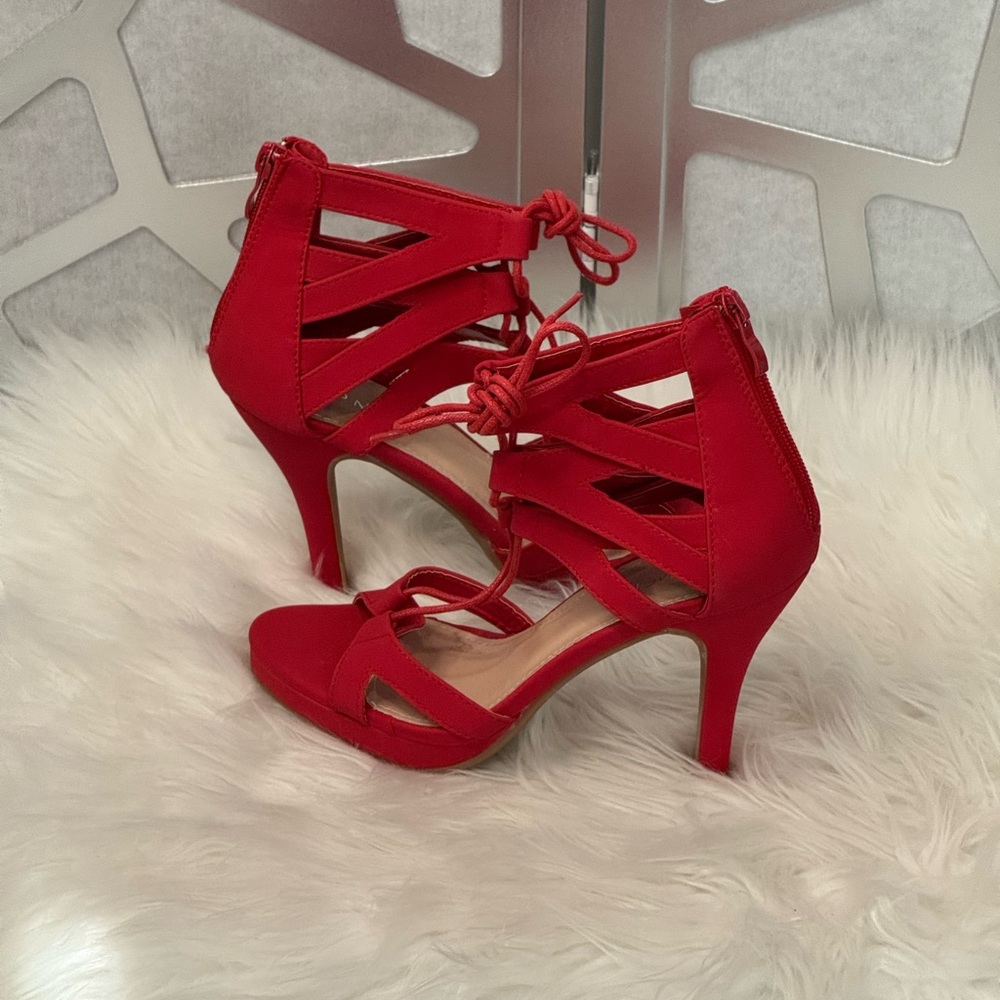 TOP Moda Strappy Red Heels NWOB .